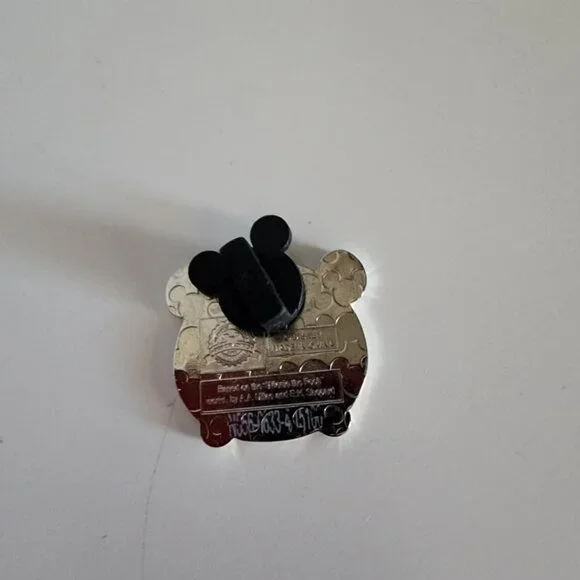 EUC Disney's Winnie the Pooh Collectible Trading Pin - Picture 2 of 2